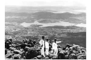 74 Sv sjömän beundrar utsikten över Hobart, Tasmanien.jpg